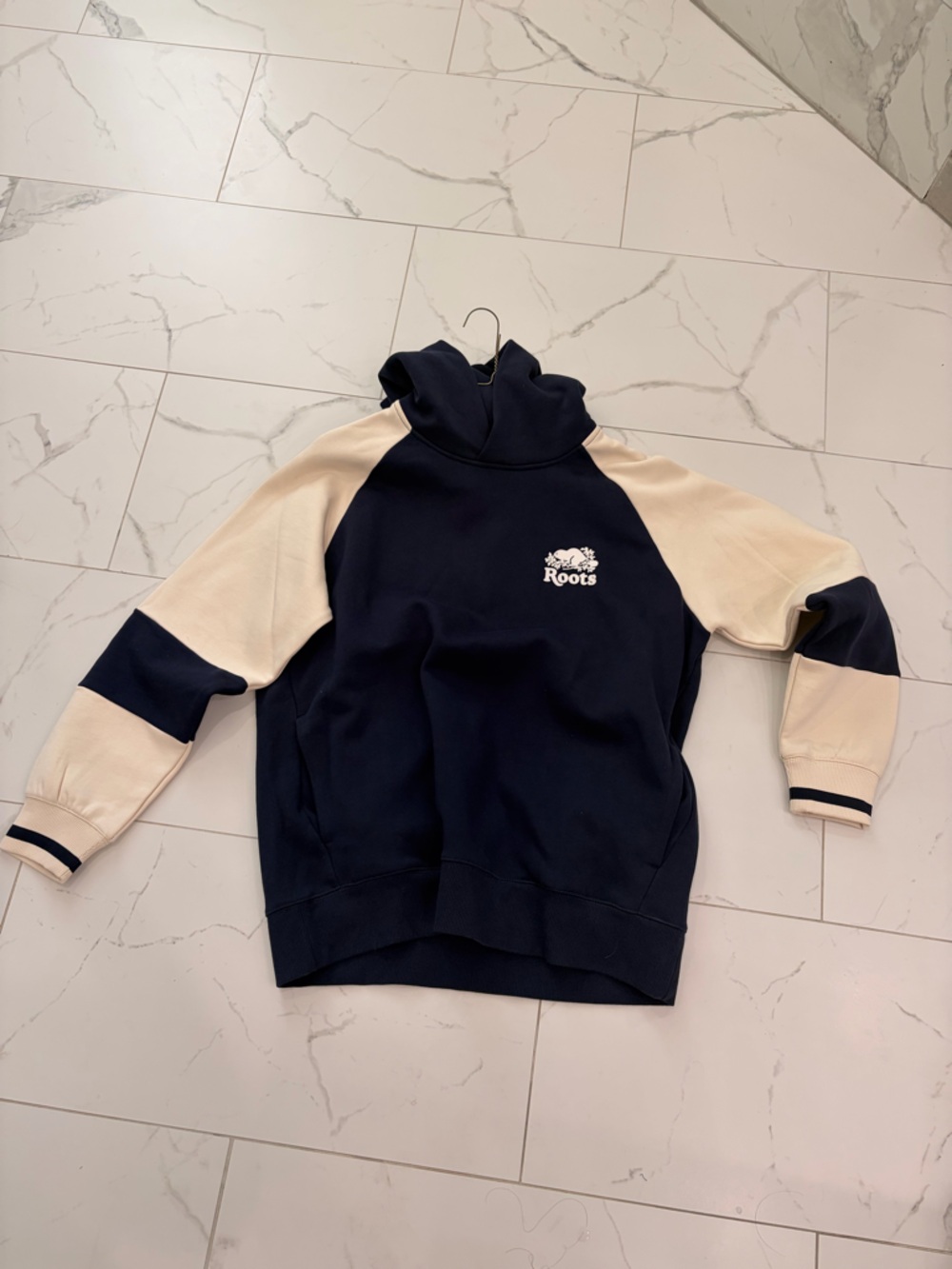 ROOTS CANADA - NWT -  Men's Two-Tone Navy and Cream Pullover Sweater. Large.